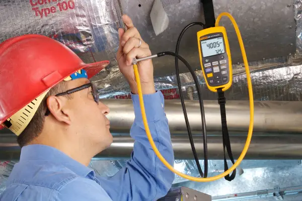 مهندس در حال اندازه گیری جریان فلومتر های فلوک fluk.ir